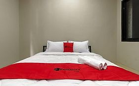 Reddoorz Near Puri Indah Mall